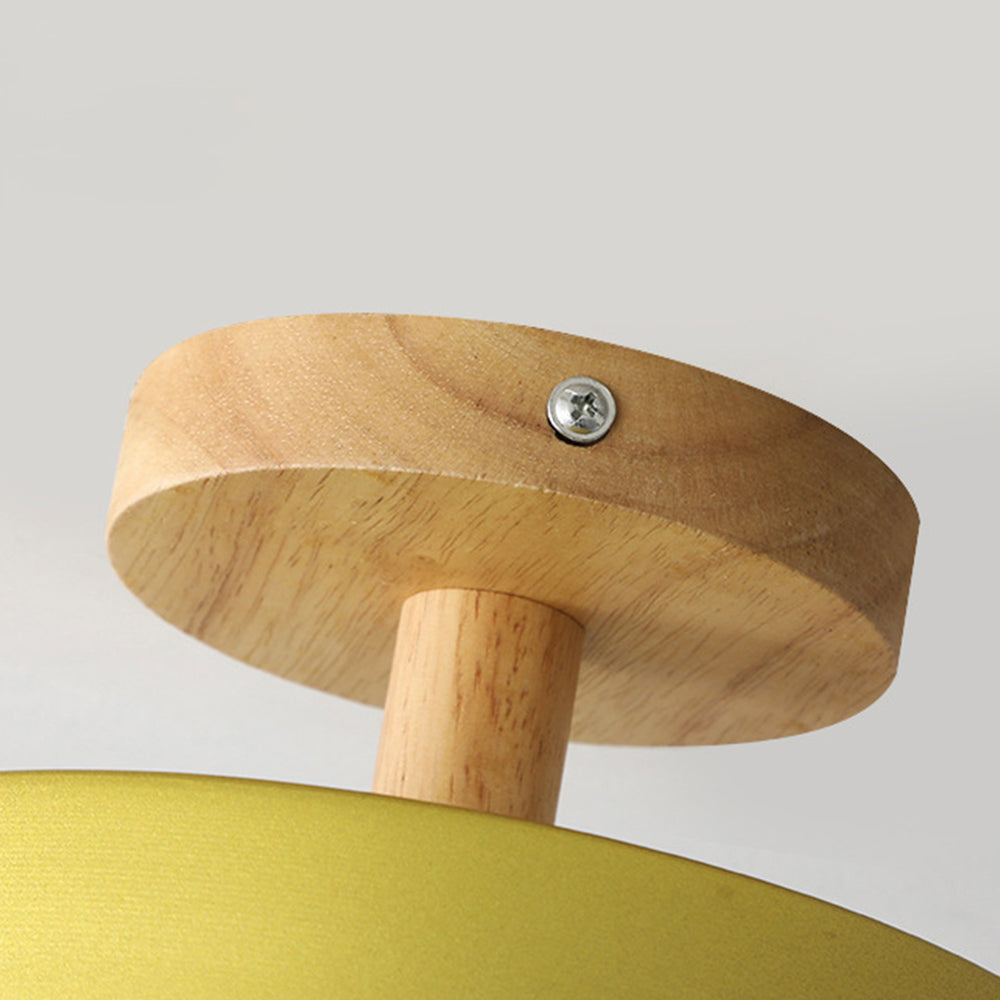 Scandinavische plafondlamp met houten basis