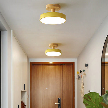 Scandinavische plafondlamp met houten basis