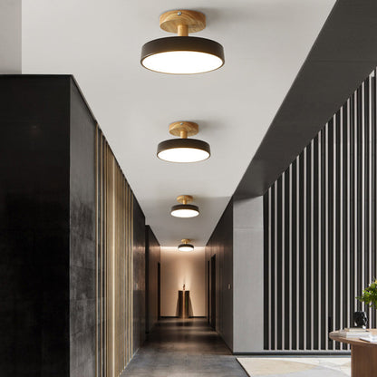 Scandinavische plafondlamp met houten basis