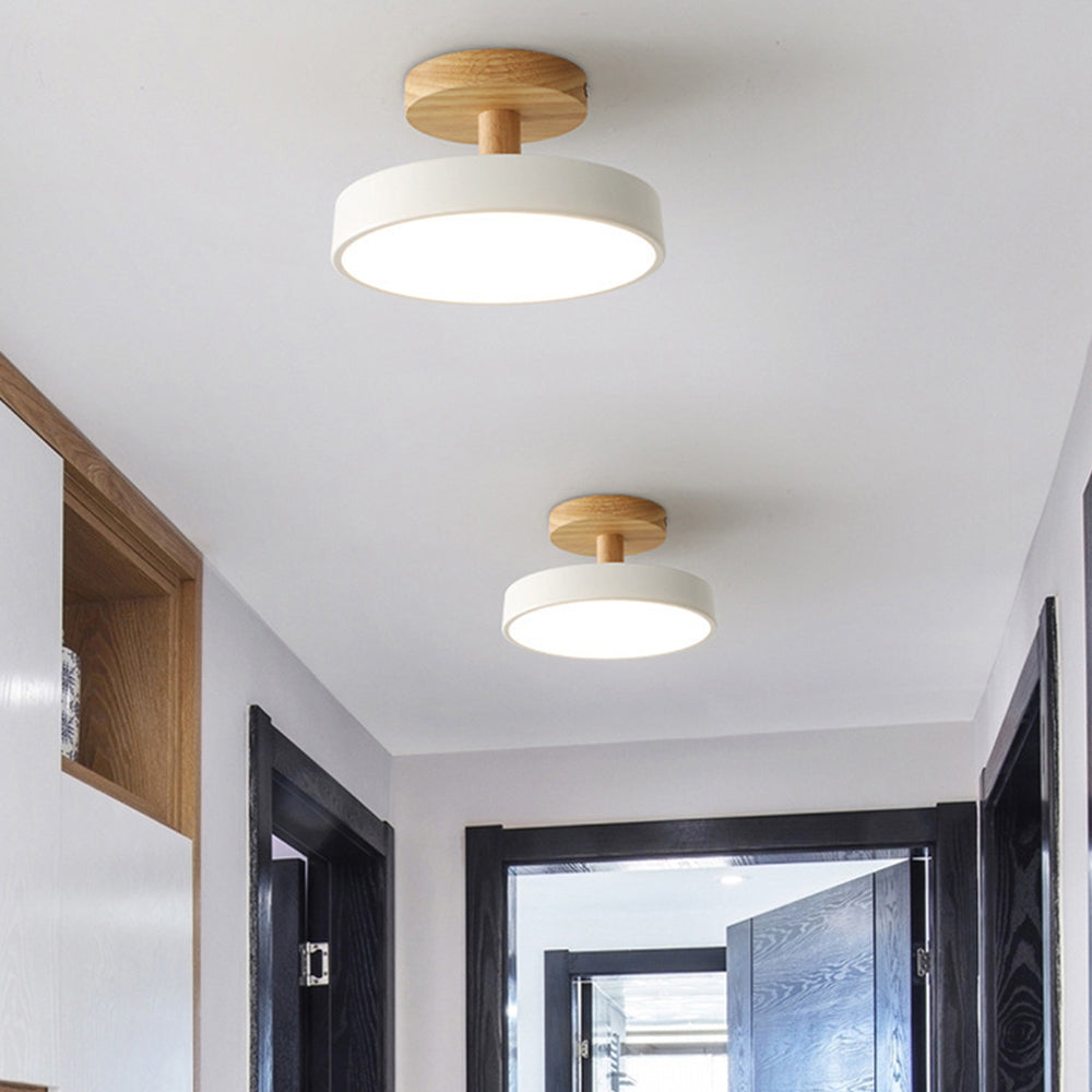 Scandinavische plafondlamp met houten basis