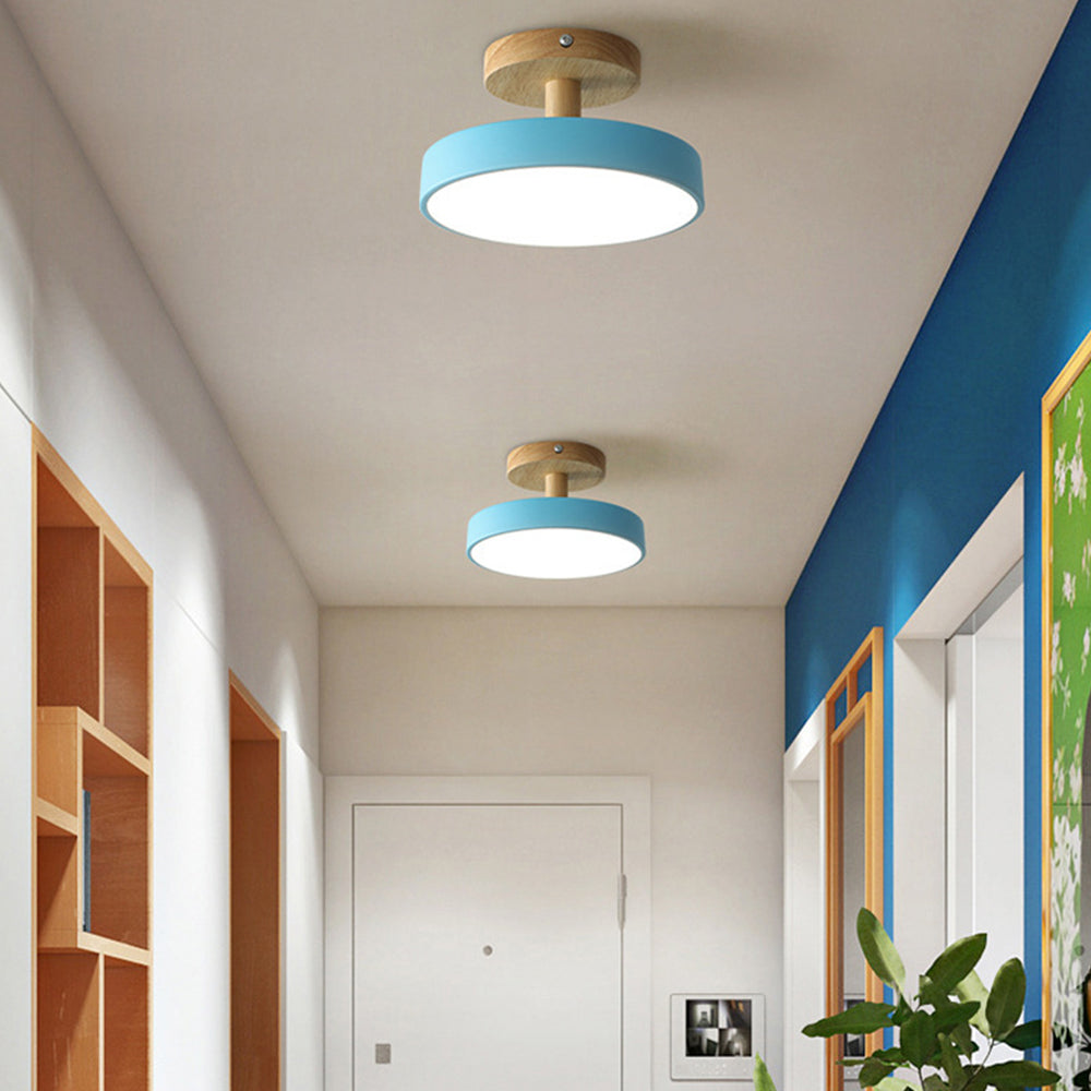 Scandinavische plafondlamp met houten basis