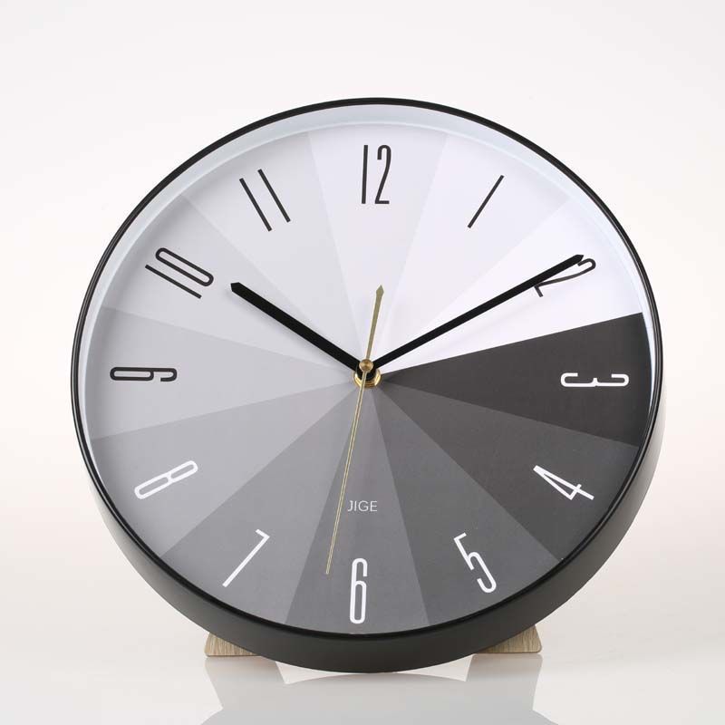 Moderne wandklok met stil kwartsuurwerk