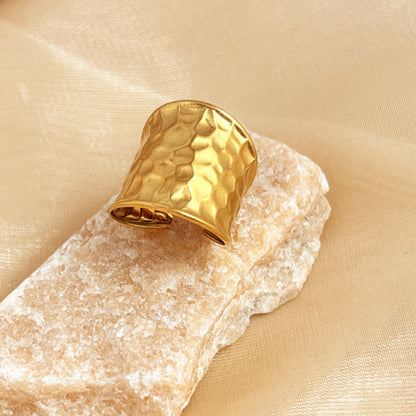 Brede Gehamerde Watergolf Ring
