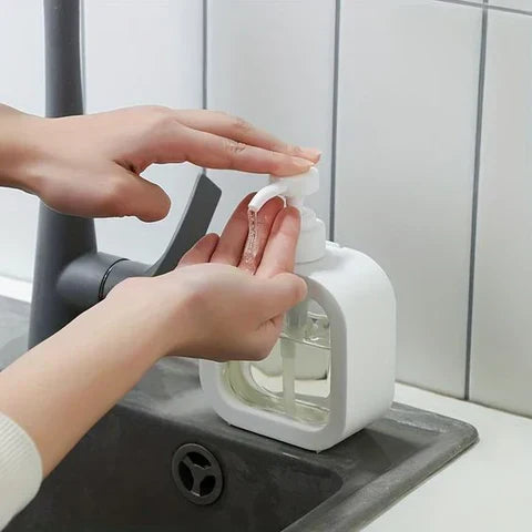 Minimalistische zeepdispenser met strakke vormgeving