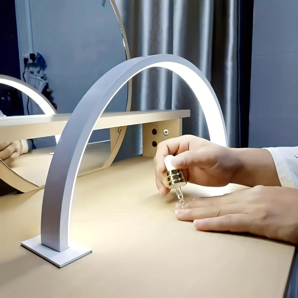 Odior halvemaan LED-bureaulamp