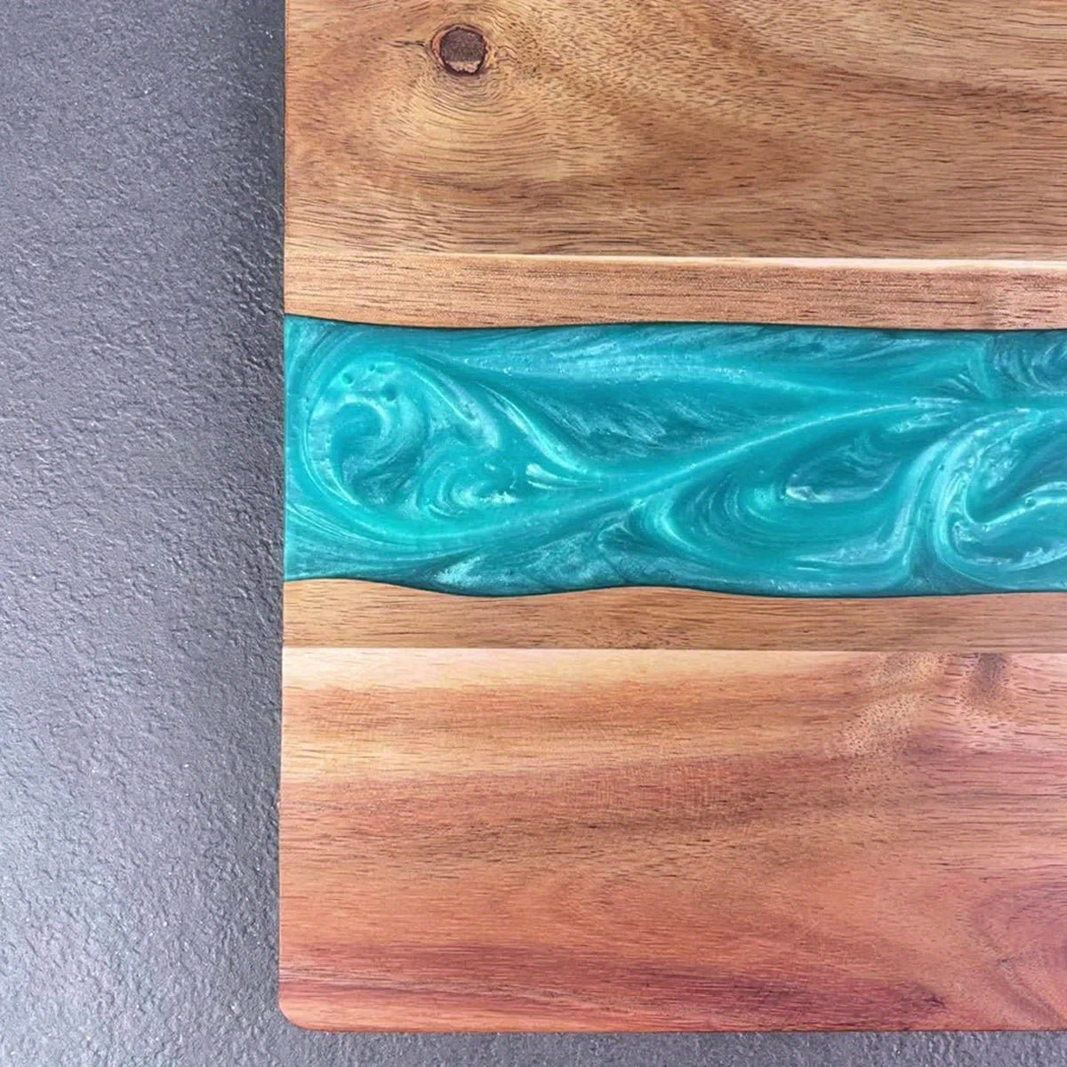 Houten snijplank met resinaccent