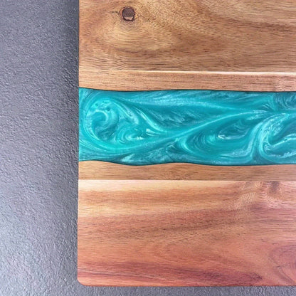Houten snijplank met resinaccent