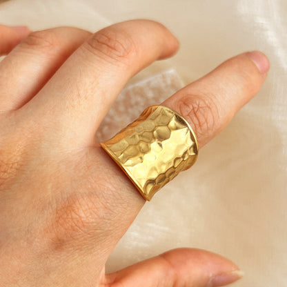 Brede Gehamerde Watergolf Ring