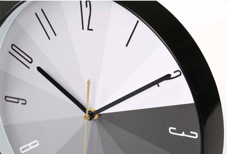 Moderne wandklok met stil kwartsuurwerk