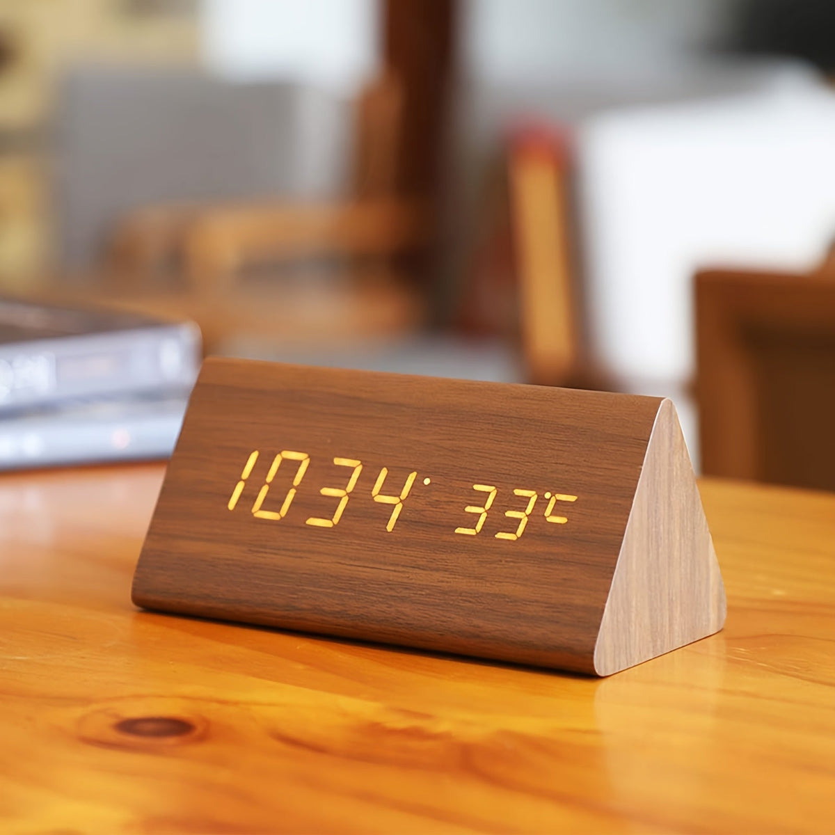 Driehoekige houten LED wekker