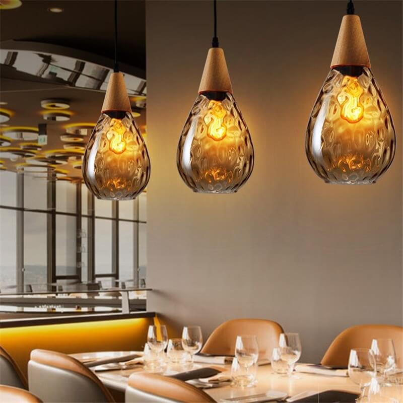 Moderne glazen hanglamp met houten accent