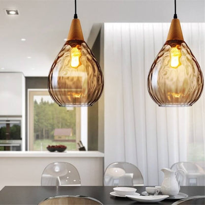 Moderne glazen hanglamp met houten accent