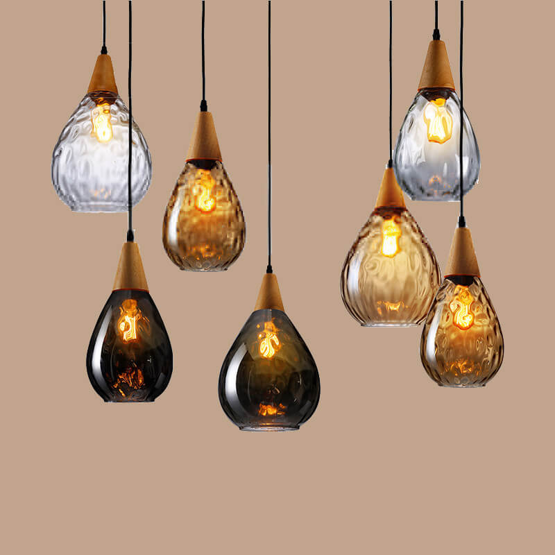 Moderne glazen hanglamp met houten accent