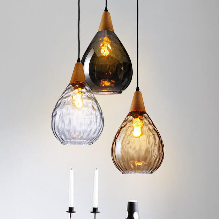 Moderne glazen hanglamp met houten accent