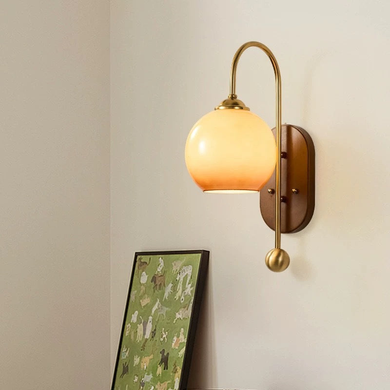 Scandinavische wandlamp met glazen kap