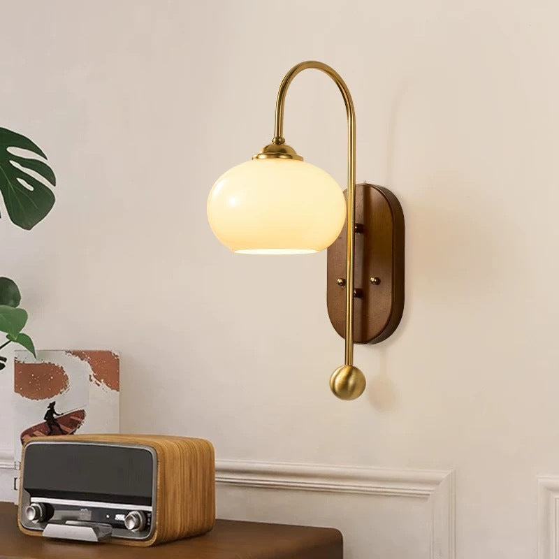 Scandinavische wandlamp met glazen kap