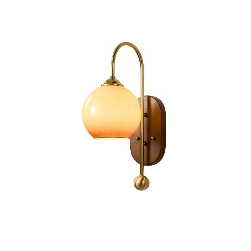 Scandinavische wandlamp met glazen kap