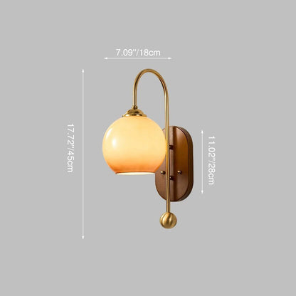Scandinavische wandlamp met glazen kap