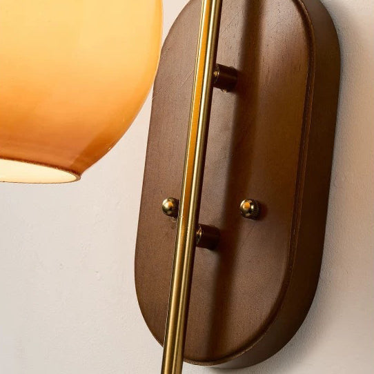 Scandinavische wandlamp met glazen kap