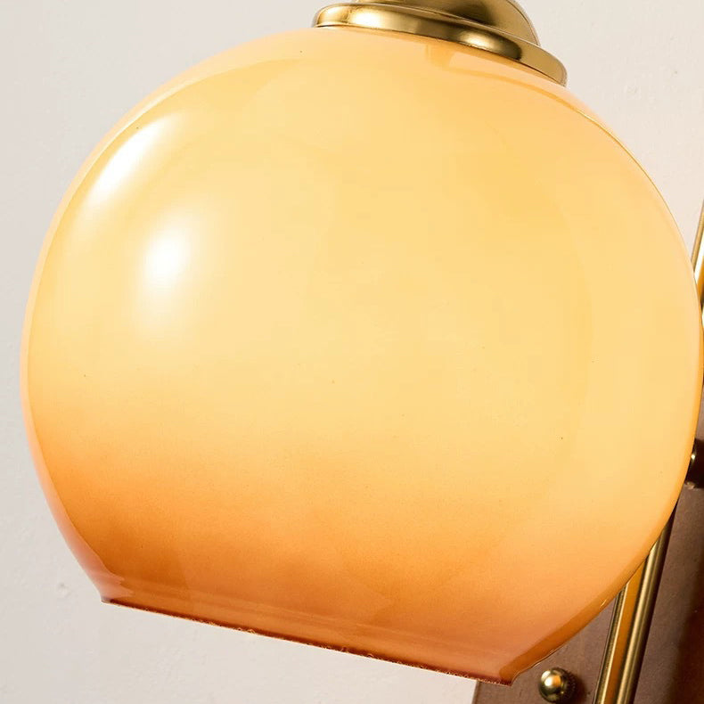 Scandinavische wandlamp met glazen kap