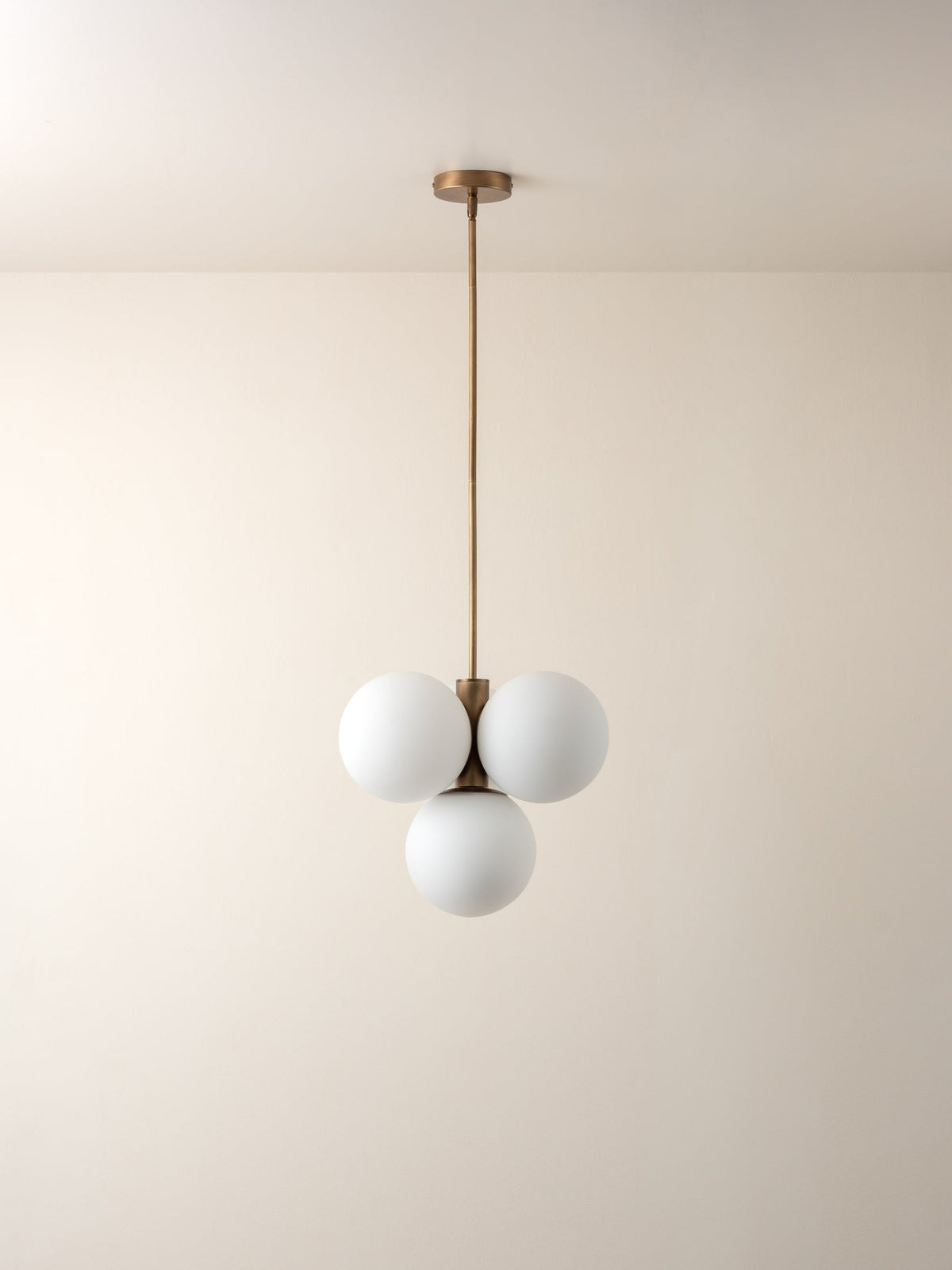 Navando koperen hanglamp met opaalbollen
