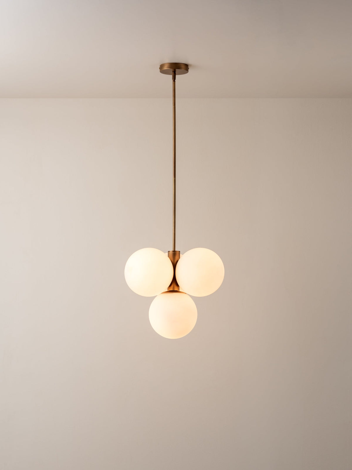 Navando koperen hanglamp met opaalbollen