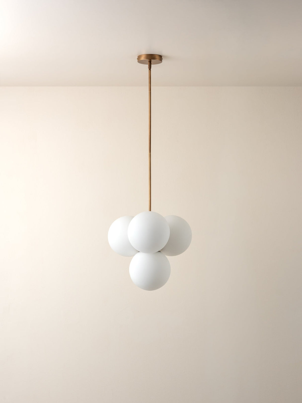 Navando koperen hanglamp met opaalbollen