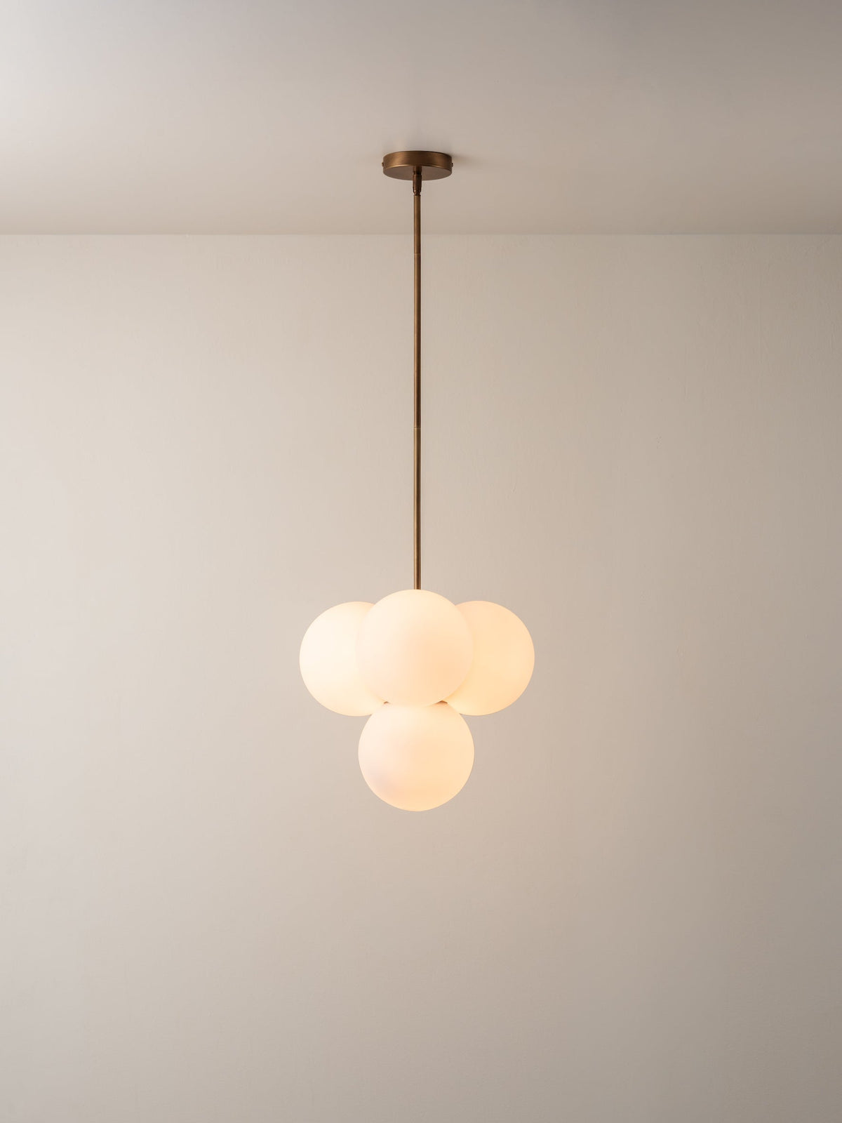 Navando koperen hanglamp met opaalbollen
