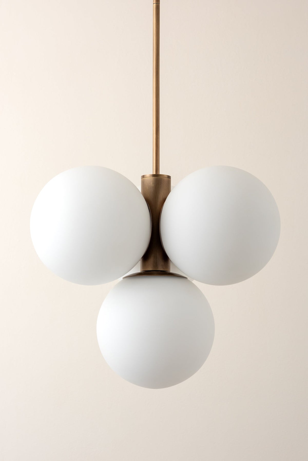 Navando koperen hanglamp met opaalbollen