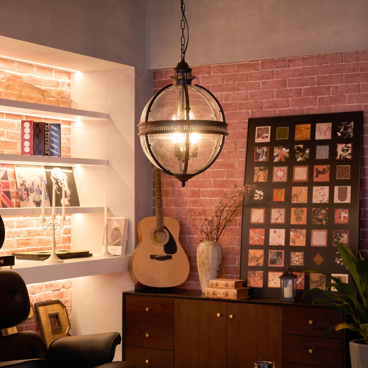 Glazen hanglamp met metalen behuizing
