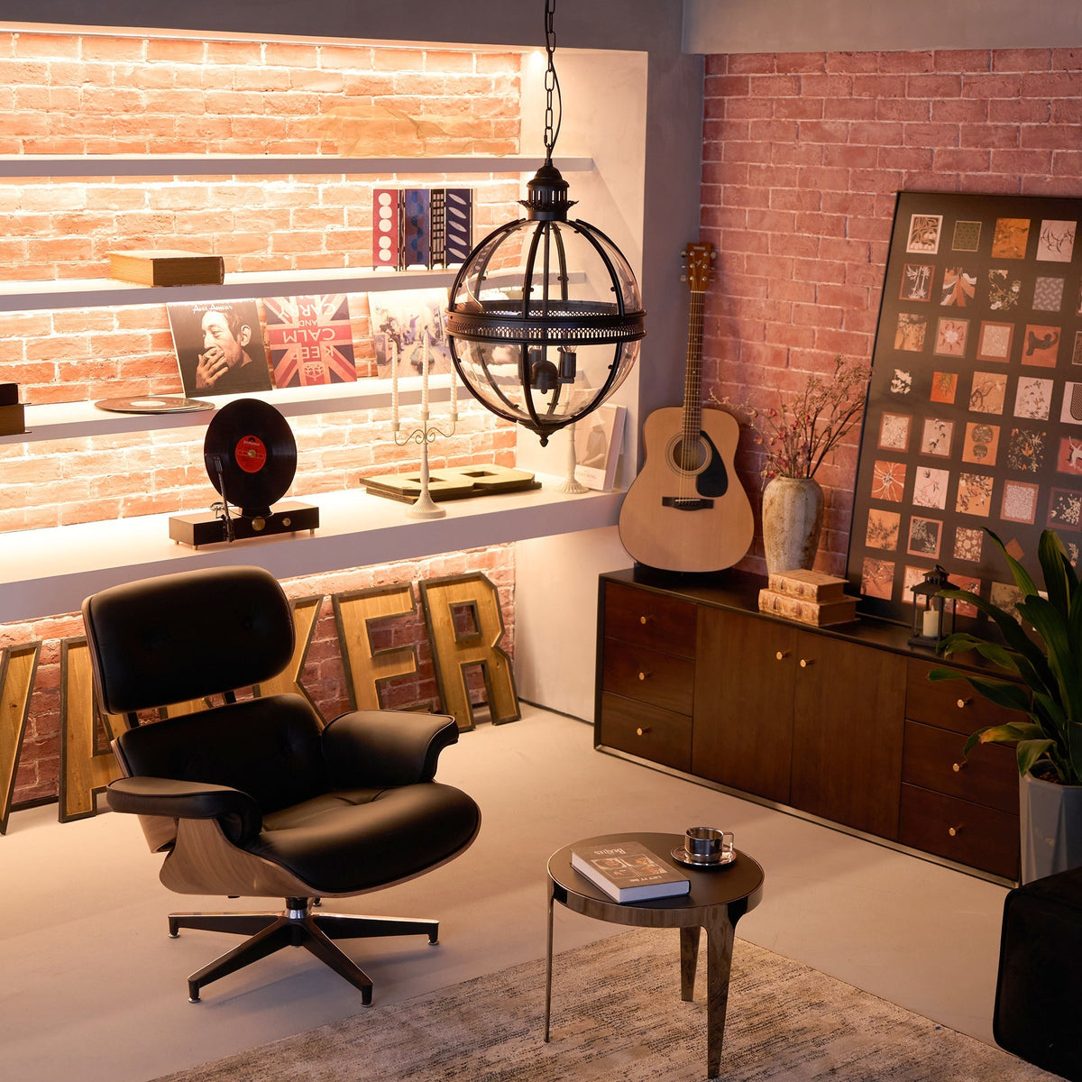 Glazen hanglamp met metalen behuizing