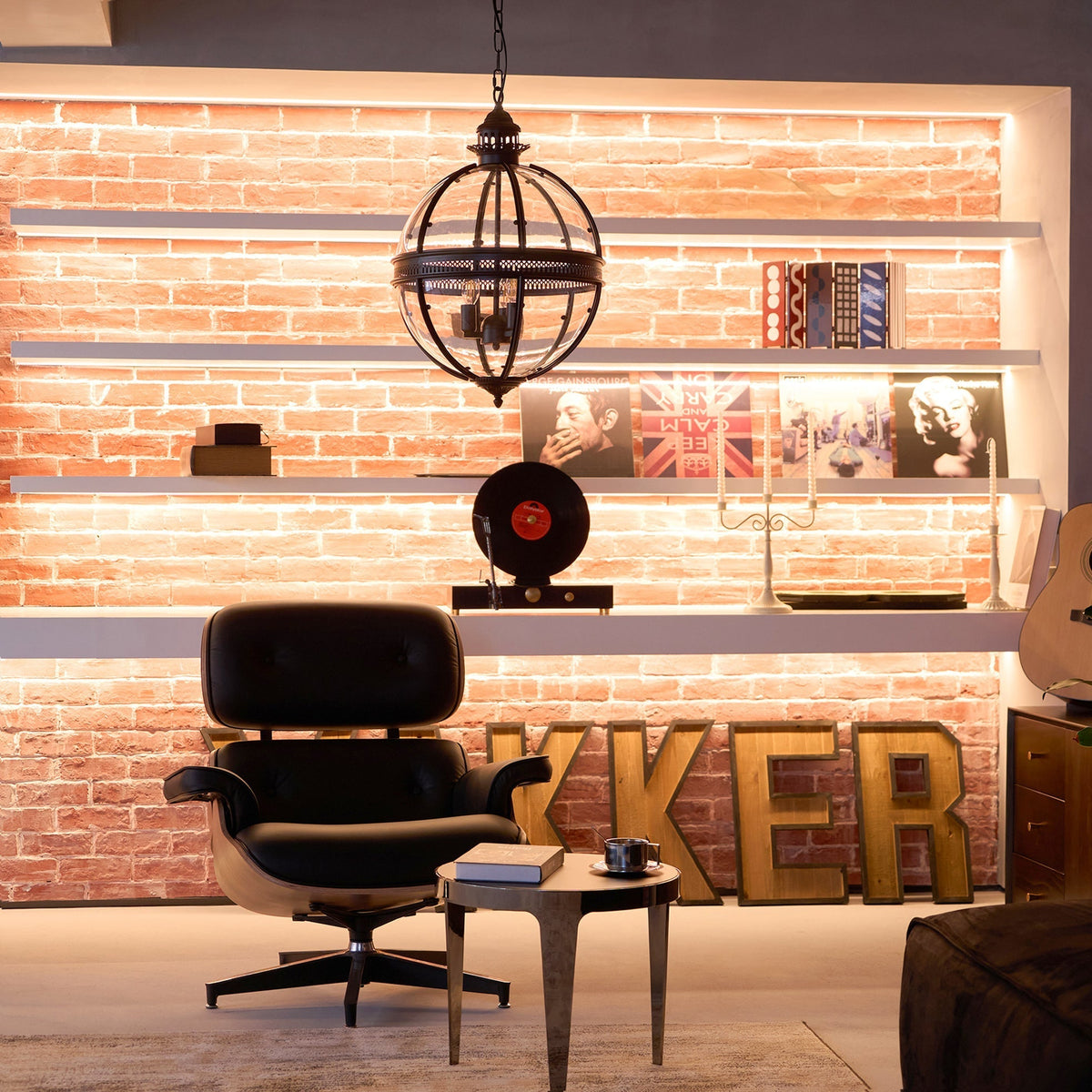 Glazen hanglamp met metalen behuizing