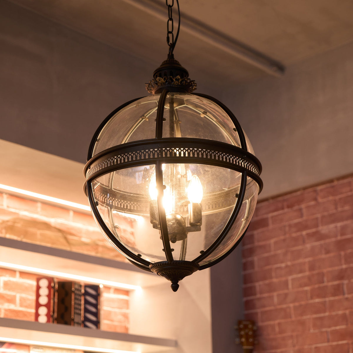 Glazen hanglamp met metalen behuizing