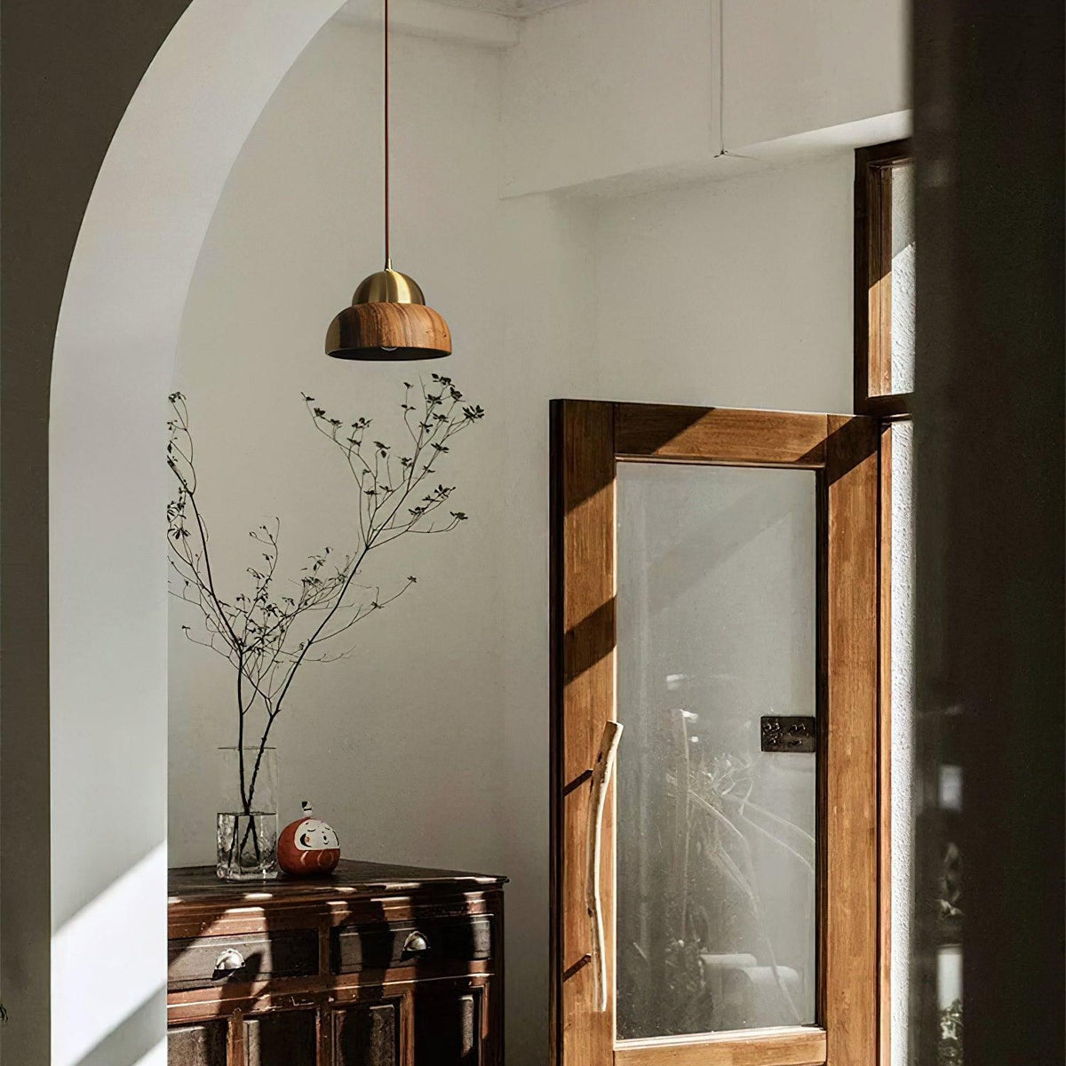 Houten Japandi hanglamp met messing accenten