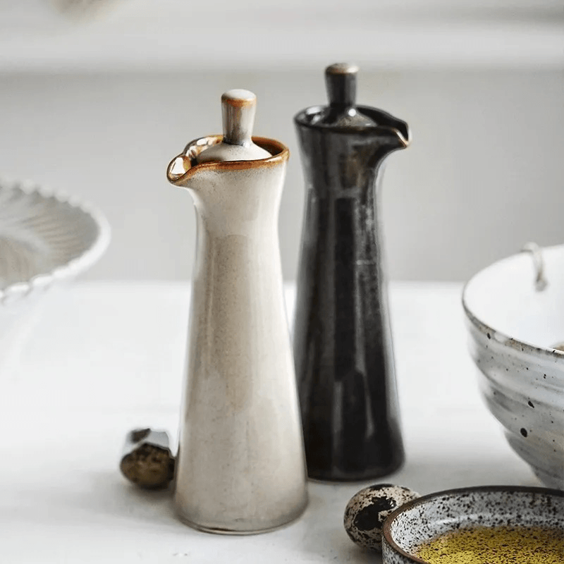 Keramische olie- en azijnfles met run-glaze afwerking
