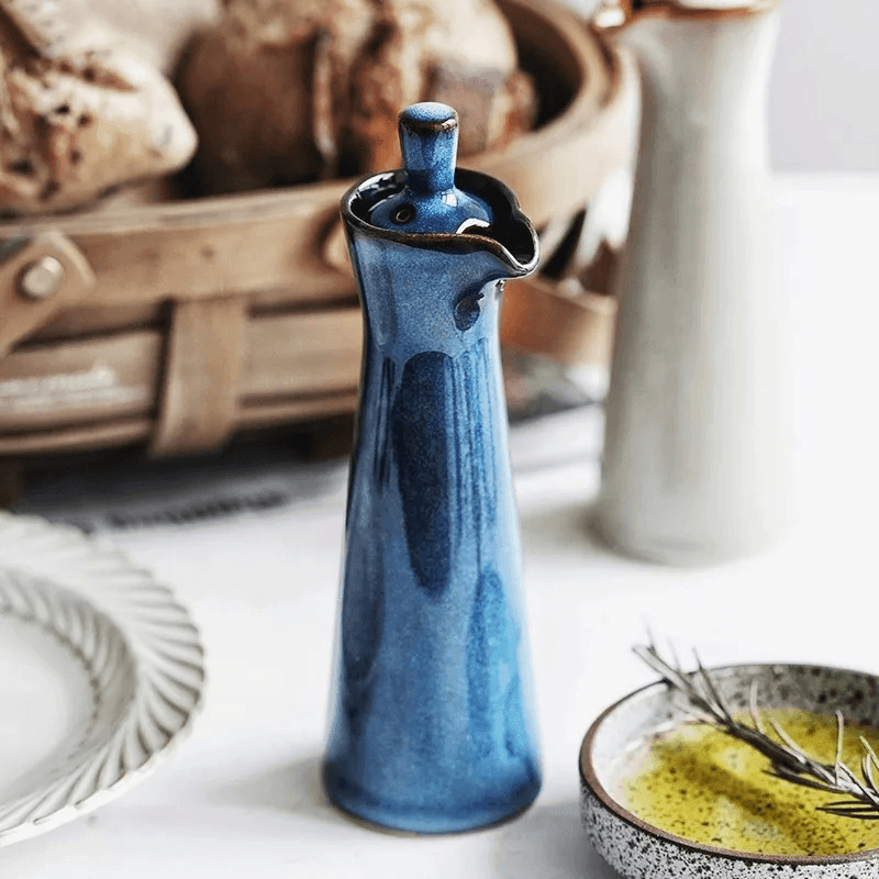 Keramische olie- en azijnfles met run-glaze afwerking
