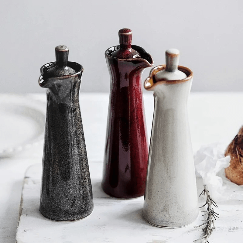 Keramische olie- en azijnfles met run-glaze afwerking