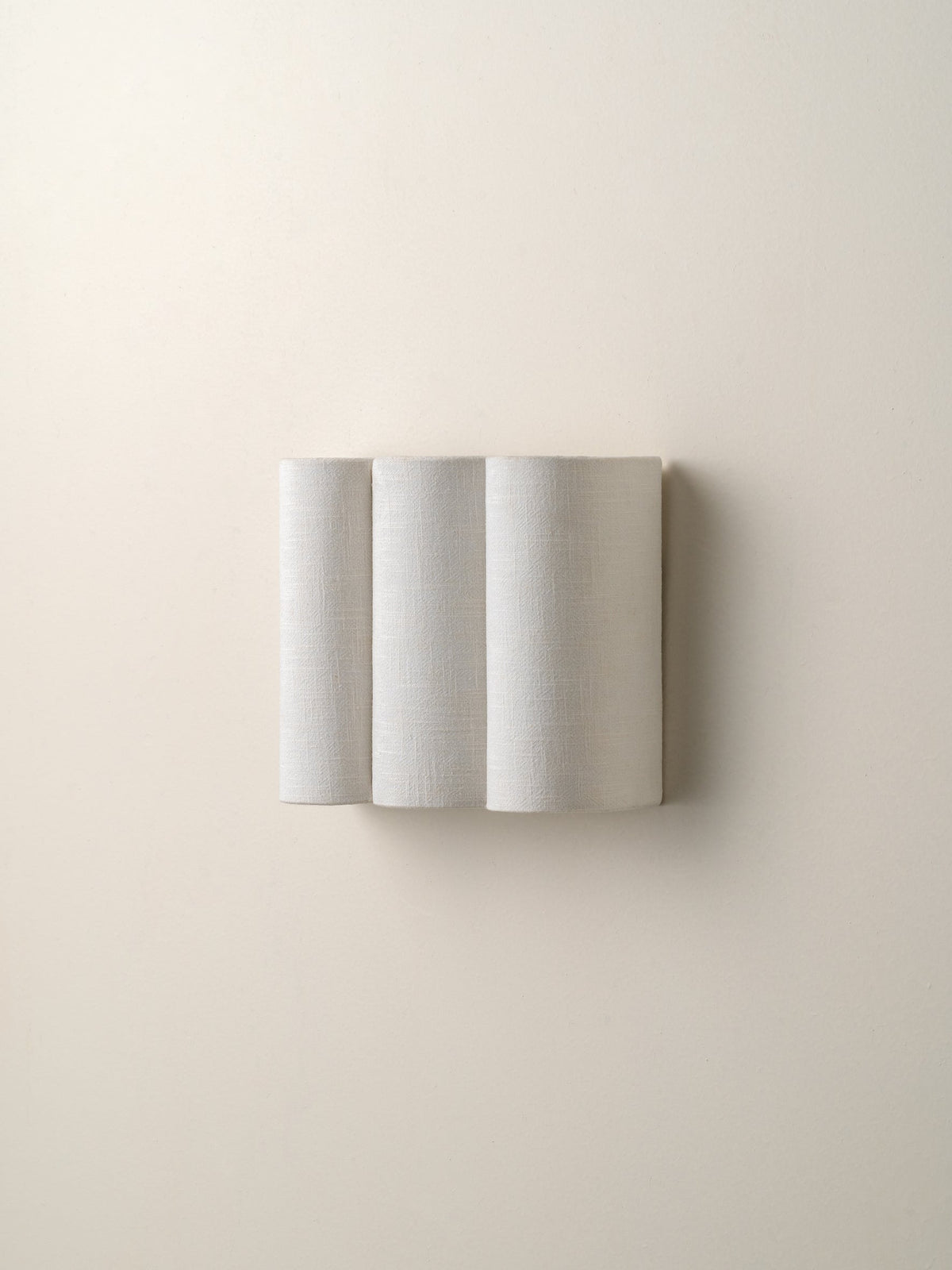 Folia gecanneleerde linnen wandlamp