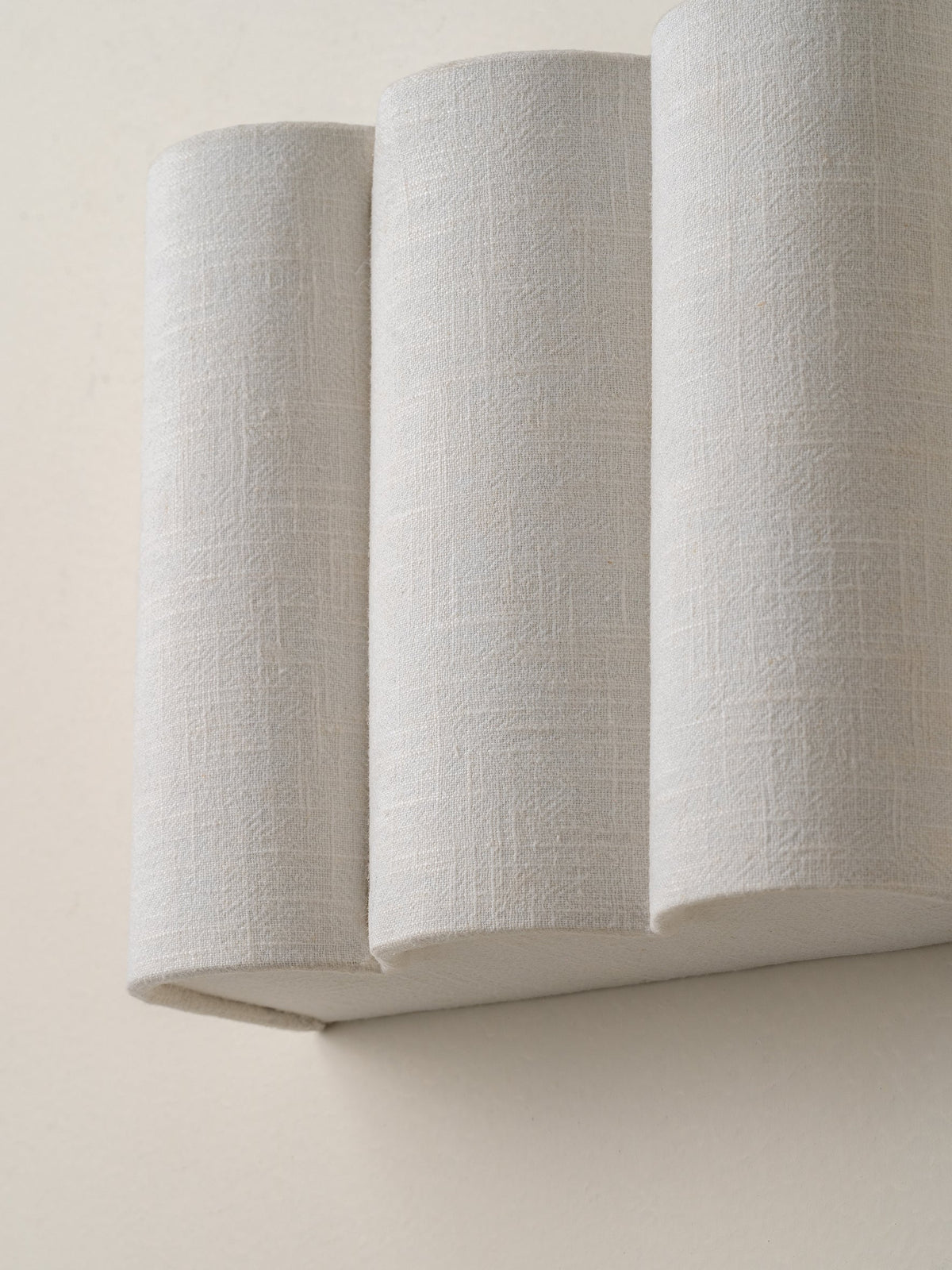 Folia gecanneleerde linnen wandlamp
