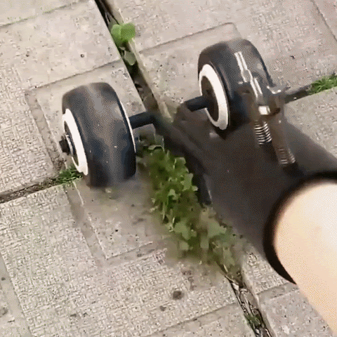 Handmatige onkruidverwijderaar op wielen
