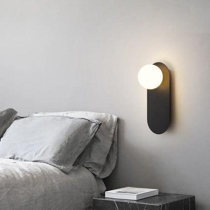 Minimalistische wandlamp met glazen kap