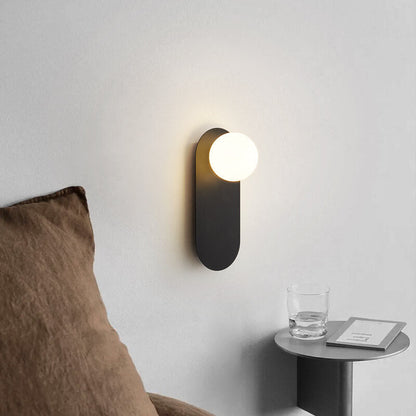 Minimalistische wandlamp met glazen kap