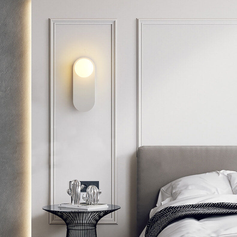 Minimalistische wandlamp met glazen kap