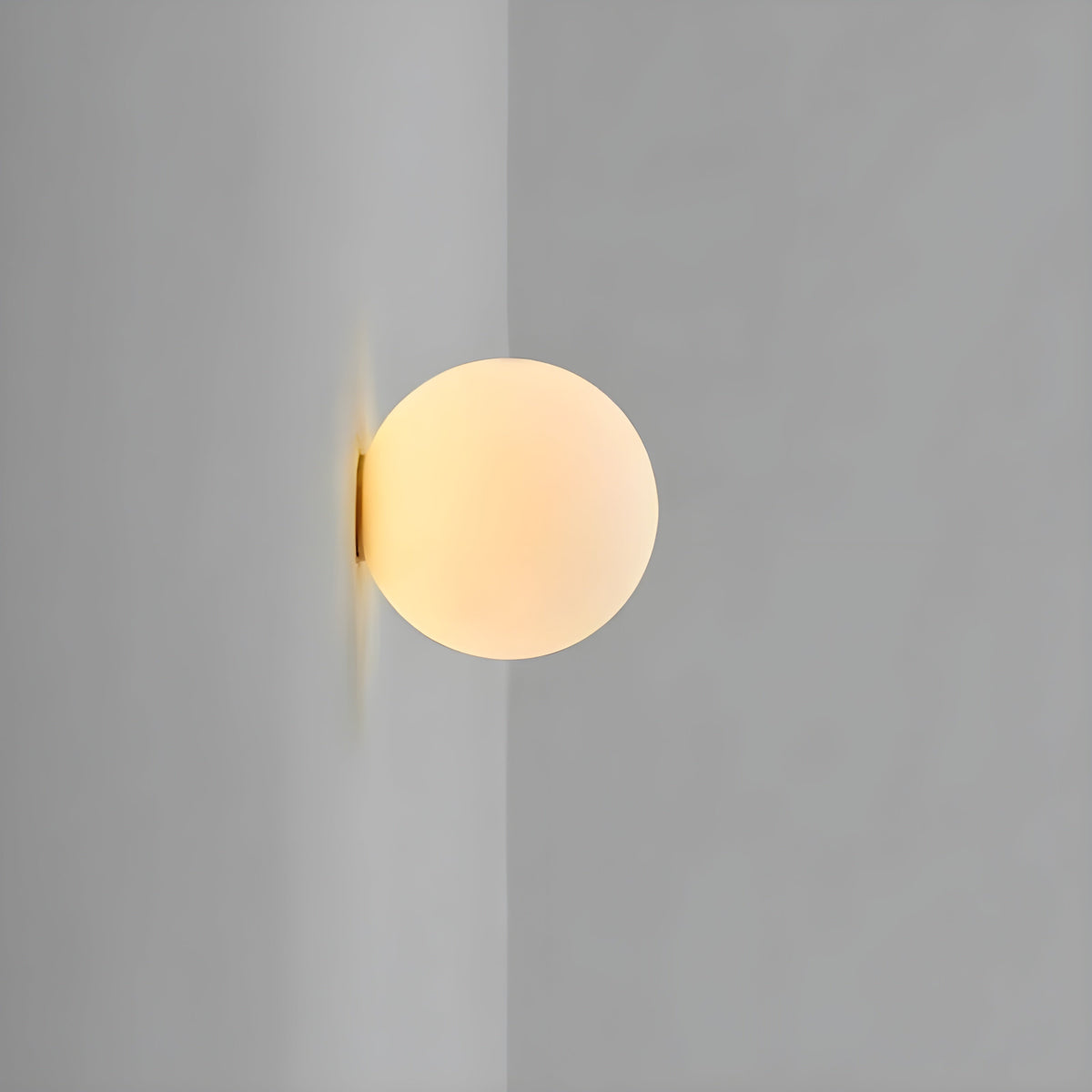 Odior wandlamp met matglazen bol