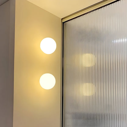 Odior wandlamp met matglazen bol