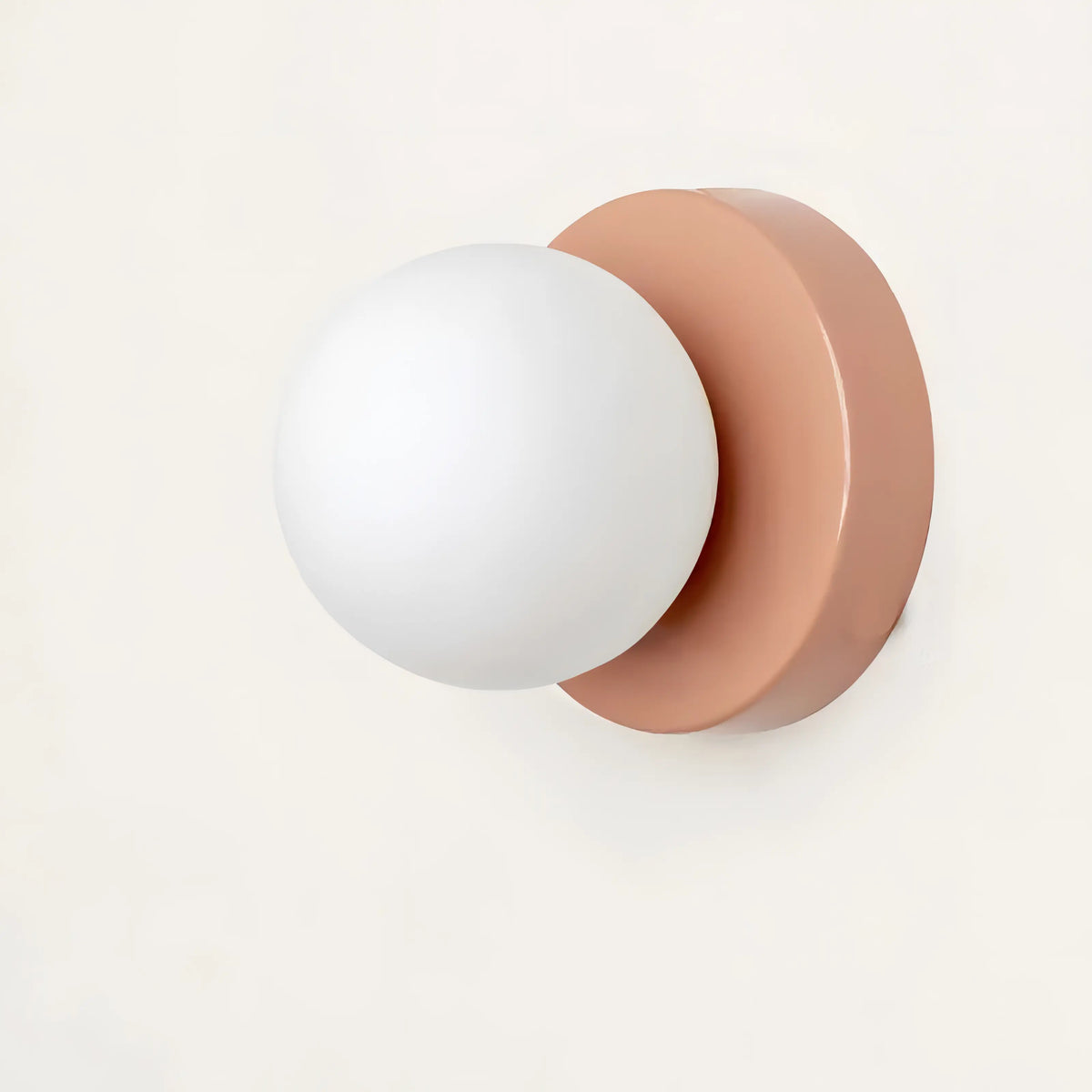 Scandinavische wandlamp met glazen kap