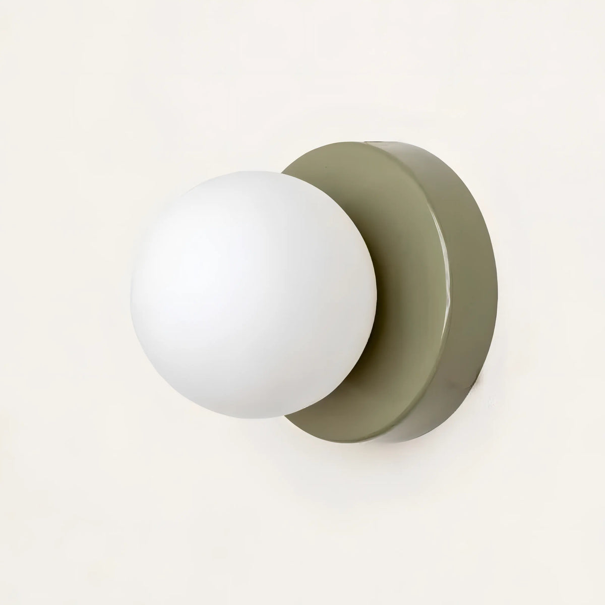 Scandinavische wandlamp met glazen kap
