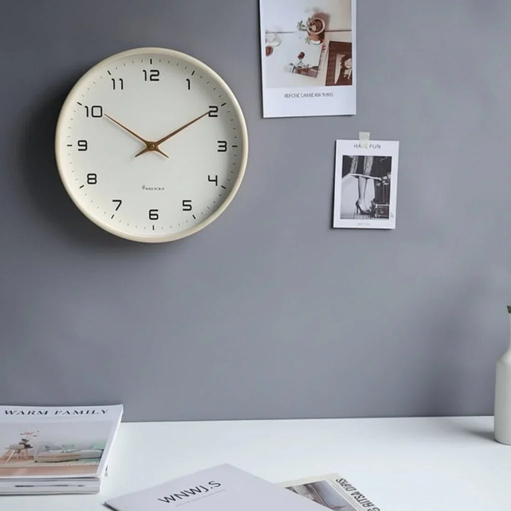 Scandinavische houten wandklok