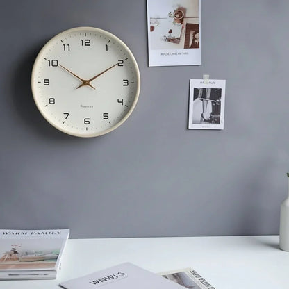 Scandinavische houten wandklok
