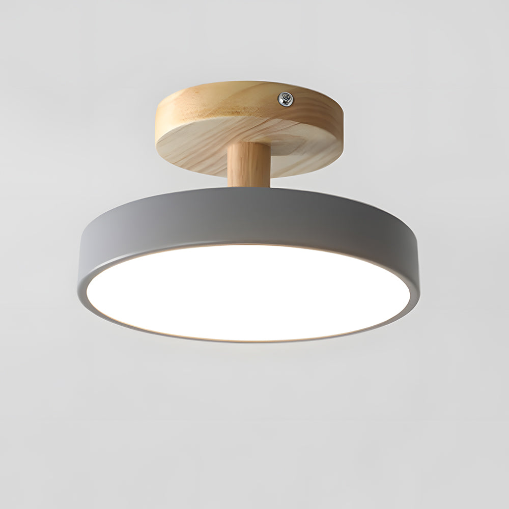 Scandinavische plafondlamp met houten basis